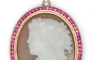 Yellow gold pendant, adorned with an agate cameo representing the profile of a woman in a red stone setting, the bélière stylizing a fleur-de-lys set with brilliant-cut diamonds. Dimensions : 5 x 4 cm. P Brut : 26.6 g.