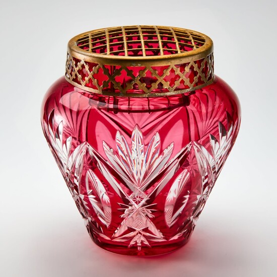 Коллекционная ваза rose bowl. Изготовлена из резного хрусталя яркого...