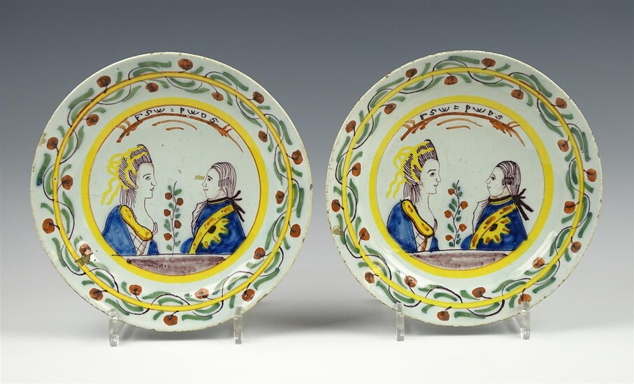 (-), stel polychrome Delfts aardewerk borden met decor...