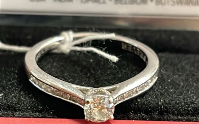 18ct white gold ring with certified natural diamond