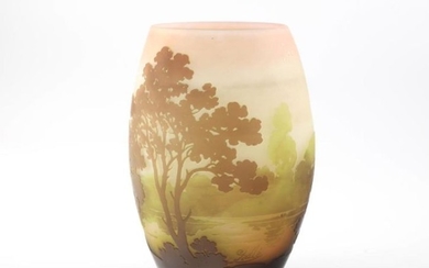 GALLÉ Vase de forme ovoïde en verre givré à décor…
