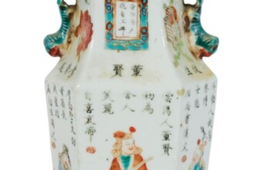 80 Chine : Un vase hexagonale en porcelaine dure à décors de calligraphies chino