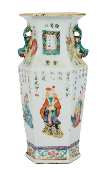80 Chine : Un vase hexagonale en porcelaine dure à décors de calligraphies chino