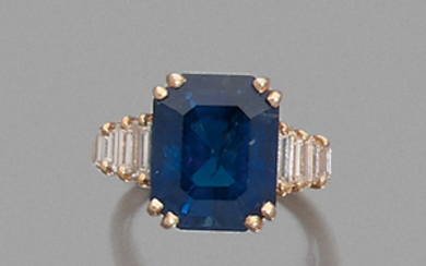 SAPPHIRE RING A sapphire, diamond and gold ring. Weight :...