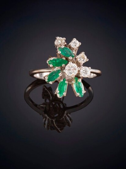80's RING OF BRIGHTNESS AND EMERALDS ON STAIRS Lightweight 18K white gold frame Price: 200,00 Euros. (33.277 Ptas.)
