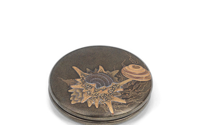 A gold-lacquer circular kogo (incense box) and cover