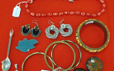 A COLLECTION OF VINTAGE JEWELLERY