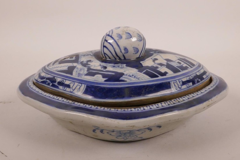 A Chinese blue and white porcelain tureen and cover decorate...
