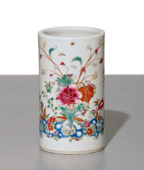 A Chinese famille rose brushpot, H 12,5 - ø 7 cm
