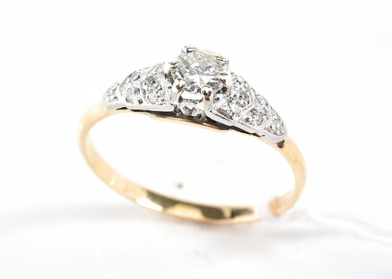 A DIAMOND SET RING OF APPROXIMATELY 0.15CTS, IN 18CT GOLD AND PLATINUM, SIZE Q