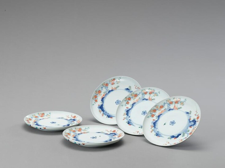 A GROUP OF FIVE KAKIEMON PORCELAIN DISHES