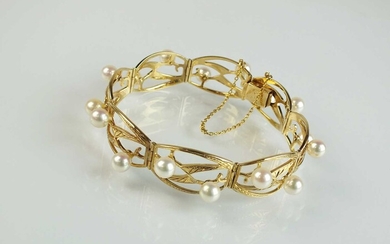 A Mikimoto cultured pearl bracelet
