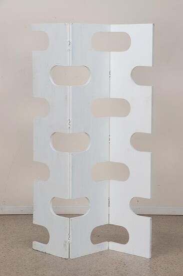 A PAINTED WOOD THREE SECTION ROOM DIVIDER