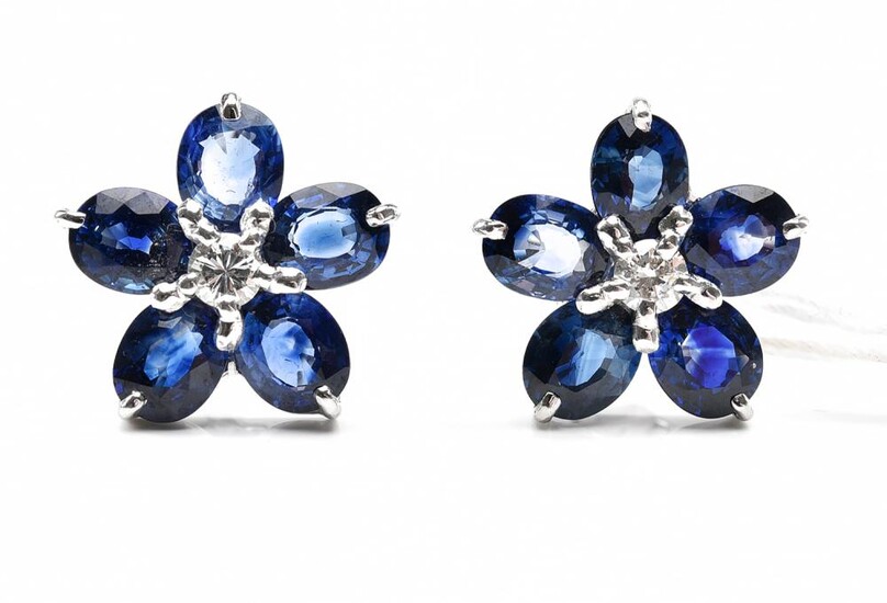 A PAIR OF FLORAL SAPPHIRE AND DIAMOND EARRINGS IN 18CT WHITE GOLD, 4.2GMS