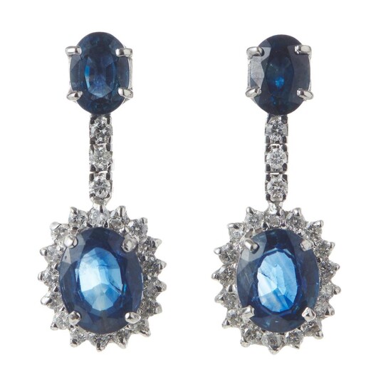 A PAIR OF SAPPHIRE AND DIAMOND DROP EARRINGS IN 18CT WHITE GOLD, TO POST AND BUTTERFLY FITTINGS, LENGTH 25MM, 6GMS