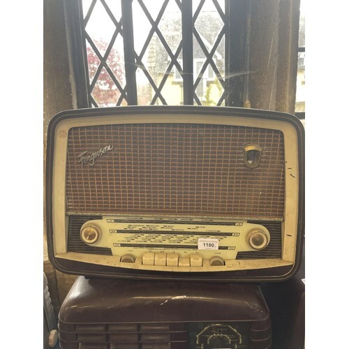 A Phillips bakelite radio, and six others (7)