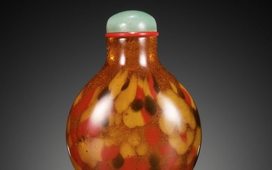 A SANDWICHED SPECKLED AVENTURINE GLASS SNUFF BOTTLE, IMPERIAL GLASSWORKS, 1720-1860