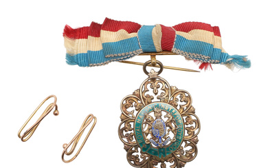 A SILVER GILT AND ENAMEL MASONIC MEDAL AND A PAIR OF GOLD COLLAR CLIPS.