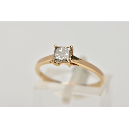 A SINGLE STONE DIAMOND RING, yellow metal ring , designed wi...
