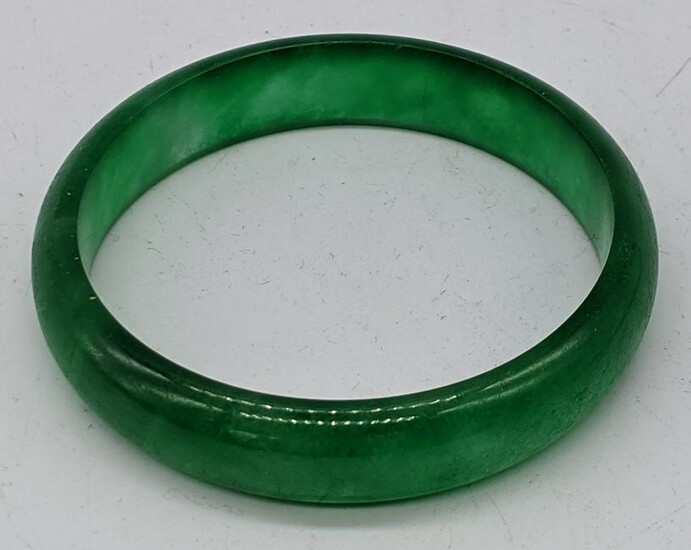 A green jade bangle, D.7cm