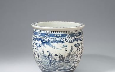A large blue and white fish basin. Late 18th/19th century