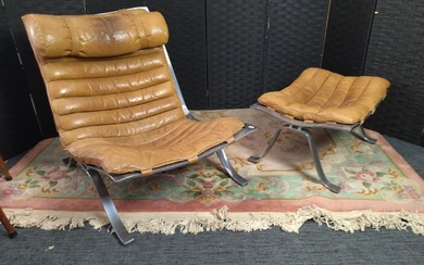 ARNE NORELL pour NORELL MOBEL AB éditeur : fauteuil lounge et son ottoman, modèle ARI...
