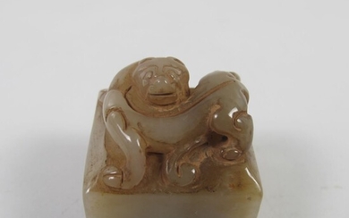 ASIE. Chine. Cachet carré surmonté d’un dragon Chilong. Jade néphrite blanc-jaune céladonné et rouille à...
