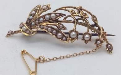 An antique 15 K yellow gold floral brooch with...