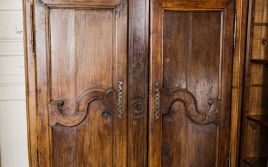 Armoire lorraine, vers 1800/20, en chêne sculpté, deux portes, portes et cadres avec des rosaces...