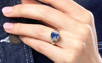 BAGUE SAPHIR A sapphire, diamond and platinum ring. Gross weight : 6,54 gr. Size : 50. Sapphire dimensions : 9,97 x 6,6 x 5 mm appr...