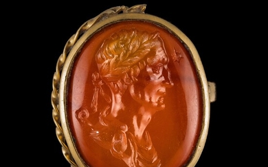 *BAGUE en or, sertie d'une intaille sur agate cornaline figurant le portrait de l'empereur Jules...