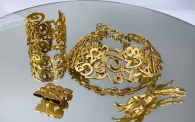 BICHE DE BEERE- Parure en métal doré comprenant collier et bracelet manchette à décor ajouré,...