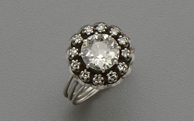 Bague "Fleur" en or gris 18K (750/oo) centrée d'un diamant taille ancienne calibrant environ 1,40...