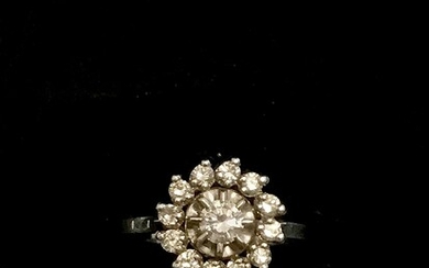 Bague Marguerite tournoyante en or blanc 18K (750°/00) ornée de diamants ronds taillés en brillant...