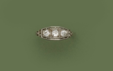 Bague jarretière en platine (850/1000) ornée de trois diamants old european cut, épaulés de diamants...