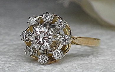 Bague marguerite en or sertie d'un diamant taille brillant moderne pour 0,50 ct env dans...