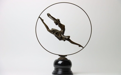 Ballerine dans un cerceau, sculpture en bronze, socle en marbre, vers 1930. Hauteur : 49...
