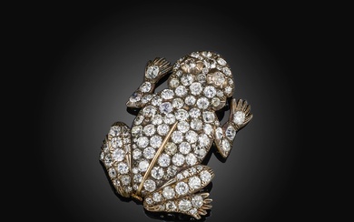 Broche en diamant, conçue comme une grenouille, pavée de diamants en forme de coussin totalisant...