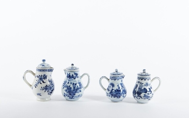 CHINE 4 verseuses à décor de fleurs peintes en camaïeu bleu Epoque Qianlong Hauteurs :...