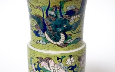 CHINE. VASE cornet en porcelaine émaillé à décor de dragons poursuivant une boule enflammée, vert...