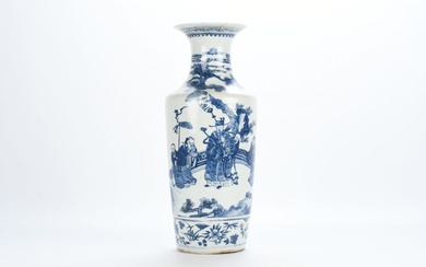 CHINE, XIXème siècle - Vase balustre en porcelaine décor bleu et blanc à sujet d'une...