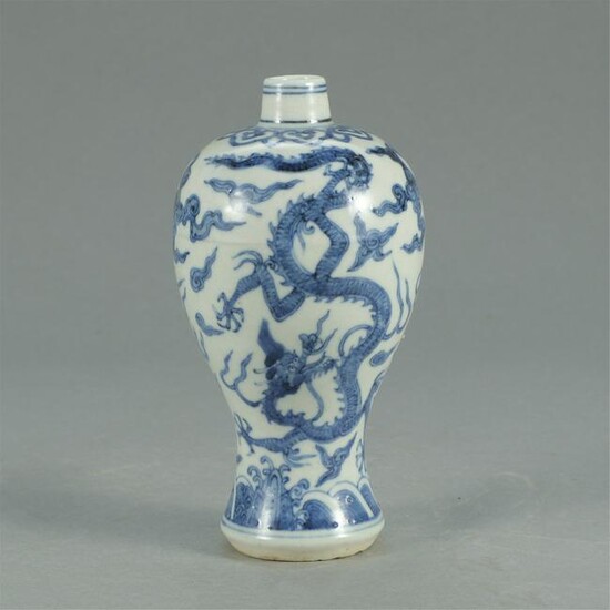 CHINESE BLUE AND WHITE PORCELAIN DRAGON MEIPING VASE