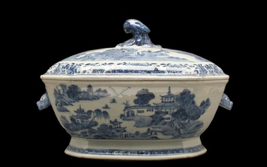 CHINESE BLUE AND WHITE TUREEN