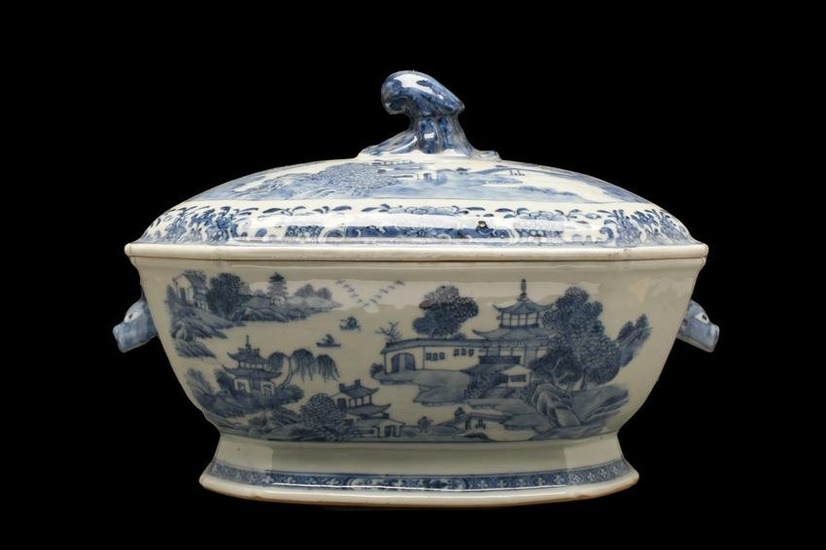 CHINESE BLUE AND WHITE TUREEN