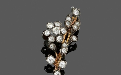 Charmante broche gerbe de fleurs En or 18k et argent, serti de diamants taille brillant....