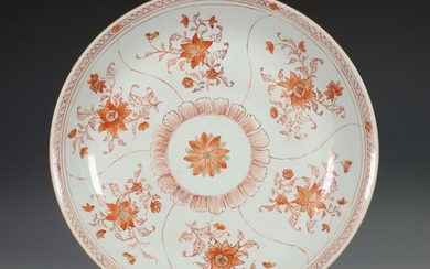 China, een verguld en ijzerrood-gedecoreerde porseleinen schotel, 18e eeuw