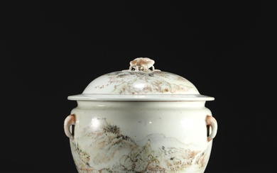 Chine - Terrine couverte en porcelaine à décor de paysages, XIXe siècle. Poids: 1.54 kg...