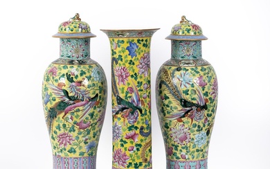 Chine, XIXe siècle Garniture trois pièces comprenant deux vases couverts et un vase cornet en...