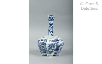 Chine, période Guangxu Bouquetière en porcelaine bleu blanc, à décor de dragons poursuivant le joyau...