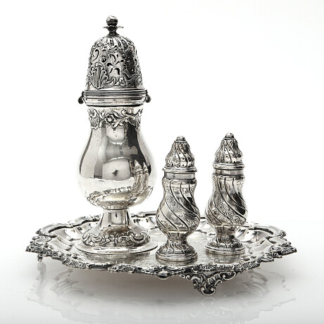 Collection of silver and plates Samling silver och pläter